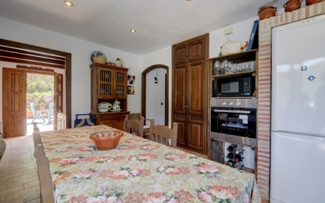 Dining area / main door